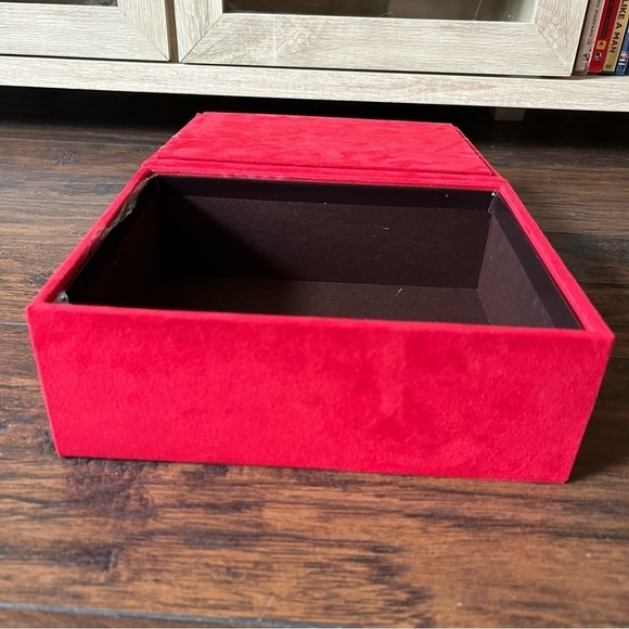 GODIVA Holiday Chocolate Box - Picture 5 of 10